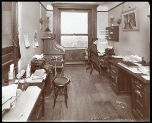 Office of the National Phonograph Co. med kvinde på skrivemaskine, New York, 1898 (sølv gelatinetryk)